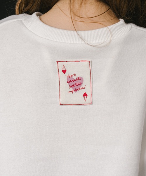 URBAN CHERRY（アーバンチェリー）の「【ふわもち軽やか素材】チュールMIXハートロゴプリントクロップドトップス（スウェット・キッズ・ホワイト/グレー/ブラウン・120cm/110cm/150cm/140cm/130cm）」の11枚目の写真
