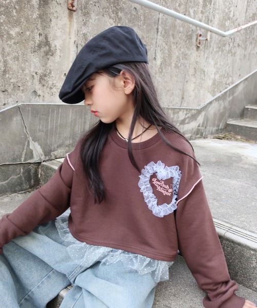 URBAN CHERRY（アーバンチェリー）の「【ふわもち軽やか素材】チュールMIXハートロゴプリントクロップドトップス（スウェット・キッズ・ホワイト/グレー/ブラウン・120cm/110cm/150cm/140cm/130cm）」の16枚目の写真