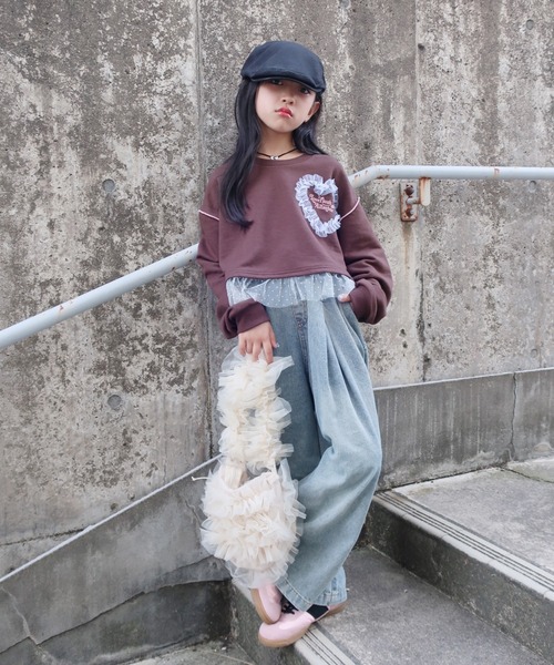 URBAN CHERRY（アーバンチェリー）の「【ふわもち軽やか素材】チュールMIXハートロゴプリントクロップドトップス（スウェット・キッズ・ホワイト/グレー/ブラウン・120cm/110cm/150cm/140cm/130cm）」の14枚目の写真