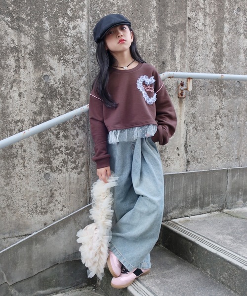 URBAN CHERRY（アーバンチェリー）の「【ふわもち軽やか素材】チュールMIXハートロゴプリントクロップドトップス（スウェット・キッズ・ホワイト/グレー/ブラウン・120cm/110cm/150cm/140cm/130cm）」の18枚目の写真