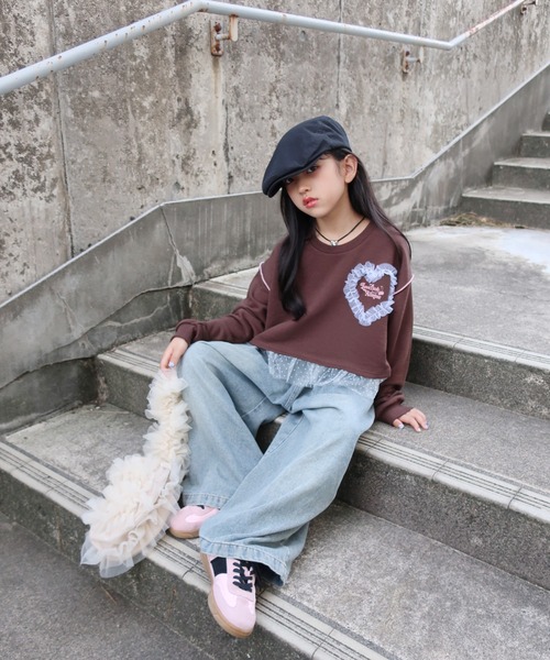 URBAN CHERRY（アーバンチェリー）の「【ふわもち軽やか素材】チュールMIXハートロゴプリントクロップドトップス（スウェット・キッズ・ホワイト/グレー/ブラウン・120cm/110cm/150cm/140cm/130cm）」の17枚目の写真