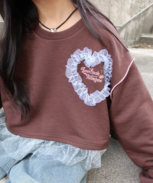 URBAN CHERRY（アーバンチェリー）の「【ふわもち軽やか素材】チュールMIXハートロゴプリントクロップドトップス（スウェット・キッズ・ホワイト/グレー/ブラウン・120cm/110cm/150cm/140cm/130cm）」の19枚目の写真