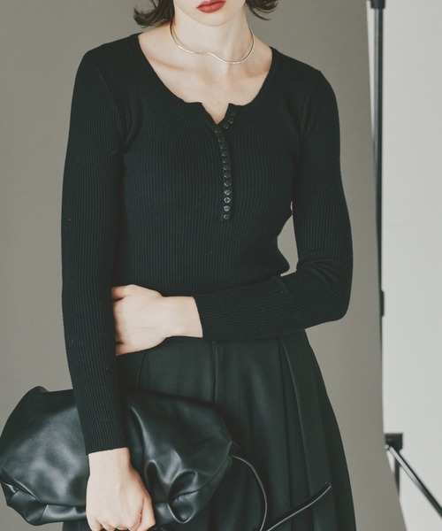 ボタン付きVネックトップス（Tシャツ/カットソー）｜KUREN