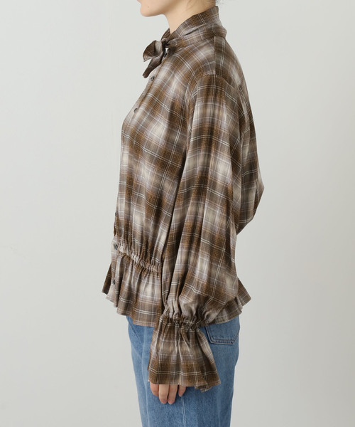 JANE SMITH / JOHN SMITH（ジェーンスミスジョンスミス）の「【JANE SMITH】PRINT CHECK BOW TIE GATHER SH:シャツ（シャツ/ブラウス・レディース・ブラウン・38）」の2枚目の写真
