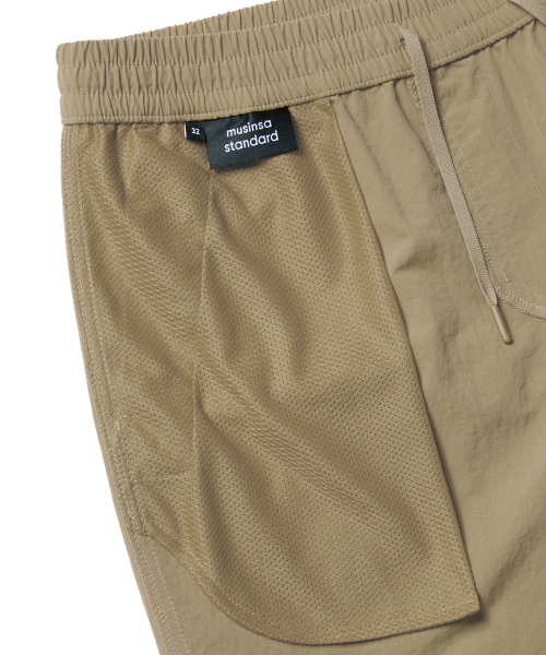 MUSINSA STANDARD（ムシンサスタンダード）の「ナイロンバンディングショーツ_5.5インチ [ベージュ]（その他パンツ・メンズ・その他・26/28）」の5枚目の写真