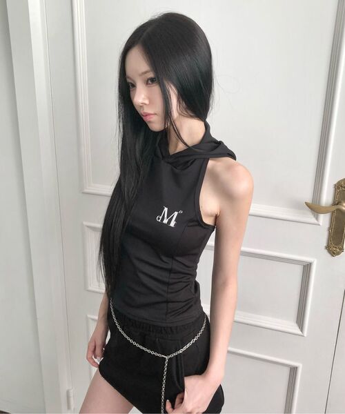 MUCENT(ムセント)の「ホーキンス メタルロゴ フードスリーブレスタンクトップ(Tシャツ/カットソー・レディース・ブラック・FREE)」の2枚目の写真