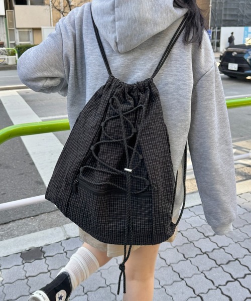SOLLON.(ソルロン)の「チェックドローコードナップサック(バックパック/リュック・レディース・グレー/ブラック/カーキ/アイボリー・FREE)」の7枚目の写真