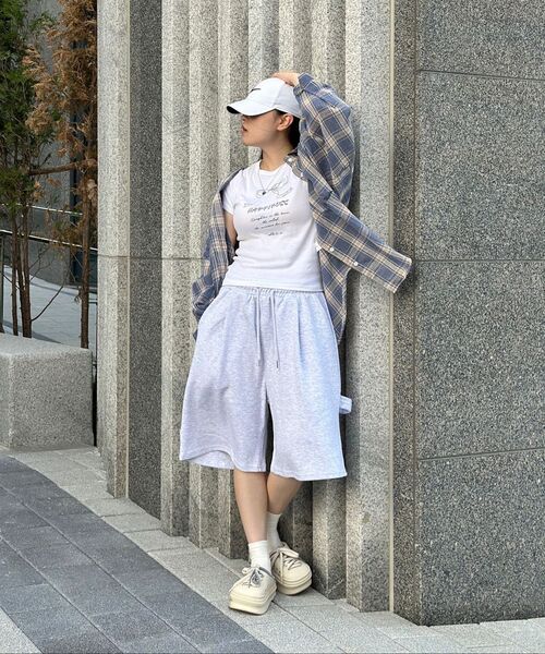 NOMBRE（ノンブレ）の「男女共用カーペンターバミューダワイドハーフパンツ[バックオートミール]（その他パンツ・レディース・その他・SMALL/MEDIUM/LARGE/X-LARGE）」の6枚目の写真