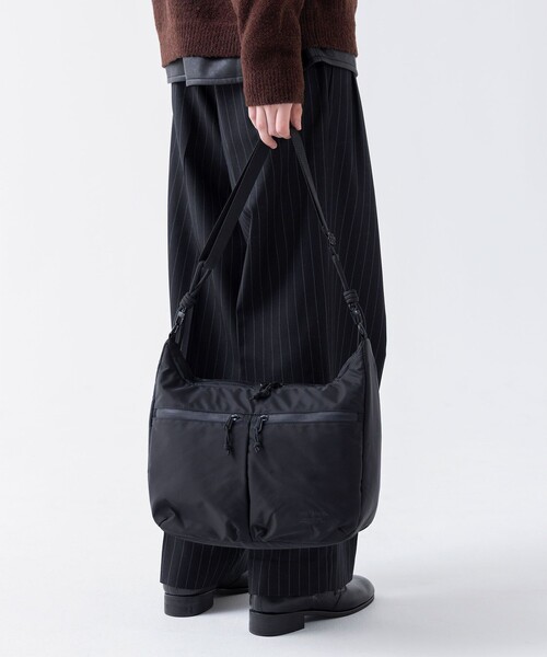 YAKPAK(ヤックパック)の「<YAK PAK × monkey time>コード ショルダー バッグ(ショルダーバッグ・メンズ・ブラック/ダークグレー・FREE)」の2枚目の写真