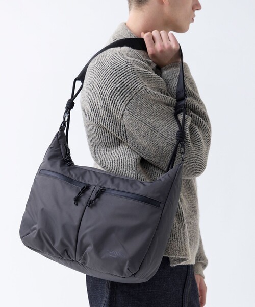 YAKPAK(ヤックパック)の「<YAK PAK × monkey time>コード ショルダー バッグ(ショルダーバッグ・メンズ・ブラック/ダークグレー・FREE)」の3枚目の写真