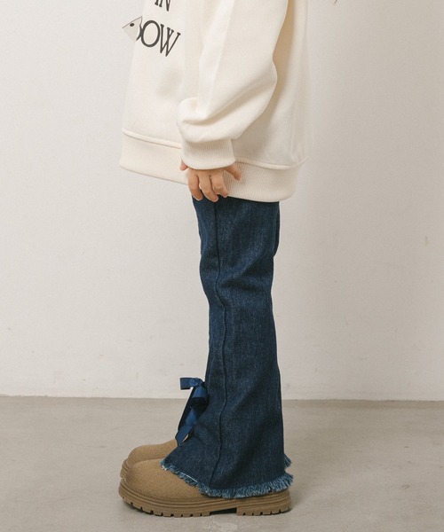 URBAN CHERRY（アーバンチェリー）の「裾フリンジフロントリボンデニム（デニムパンツ・キッズ・ブルー・130cm/110cm/120cm/140cm/150cm）」の4枚目の写真