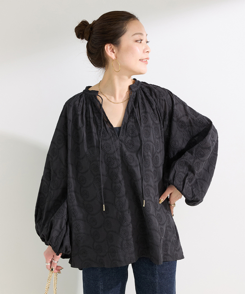 B.C STOCK(ベーセーストック)の「ウォッシャブル / 刺繍スキッパーブラウス(シャツ/ブラウス・レディース・ホワイト/イエロー/ブラック・FREE)」の2枚目の写真