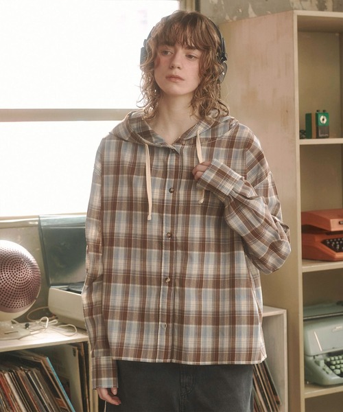 Zooodle（ズードル）の「Checkered hoodie shirt - チェックフーディーシャツ -（シャツ/ブラウス・メンズ・ベージュ/ブルー・MEDIUM/LARGE）」の2枚目の写真