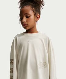 NIKE（ナイキ）の「ナイキ スポーツウェア ジュニア（ガールズ）オーバーサイズド長袖Tシャツ / Nike Sportswear Big Kids' (Girls') Oversized Long-Sleeve T-Shirt II1159-047 Soft Pearl（Tシャツ/カットソー）」