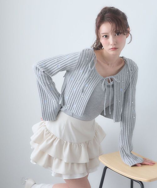 MAJESTIC LEGON(マジェスティックレゴン)の「キャミセットフラワー刺繍カーデ(カーディガン/ボレロ・レディース・グレー/ピンク/アイボリー/イエロー・MEDIUM)」の2枚目の写真