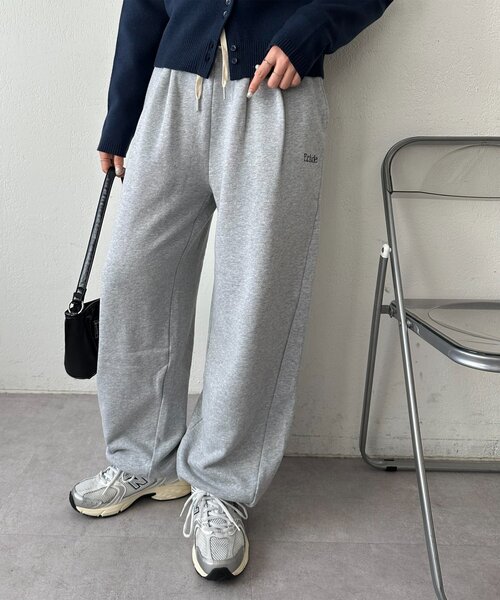 DISCOAT（ディスコート）の「【Enlude】ワンポイント刺繍バレルスウェットパンツ《ユニセックス》（スウェットパンツ・レディース・ブラウン/ライトグレー/ライトベージュ・LARGE/MEDIUM）」の2枚目の写真