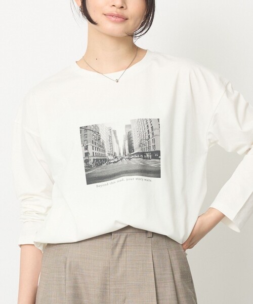 abahouse mavie(アバハウスマヴィ)の「【1枚でサマになる】フォトロンT(Tシャツ/カットソー・レディース・チャコールグレー/ホワイト・フリー)」の1枚目の写真