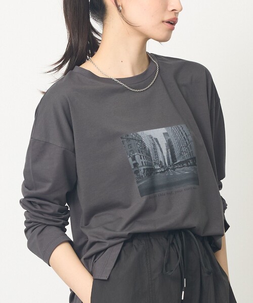 abahouse mavie(アバハウスマヴィ)の「【1枚でサマになる】フォトロンT(Tシャツ/カットソー・レディース・チャコールグレー/ホワイト・フリー)」の2枚目の写真