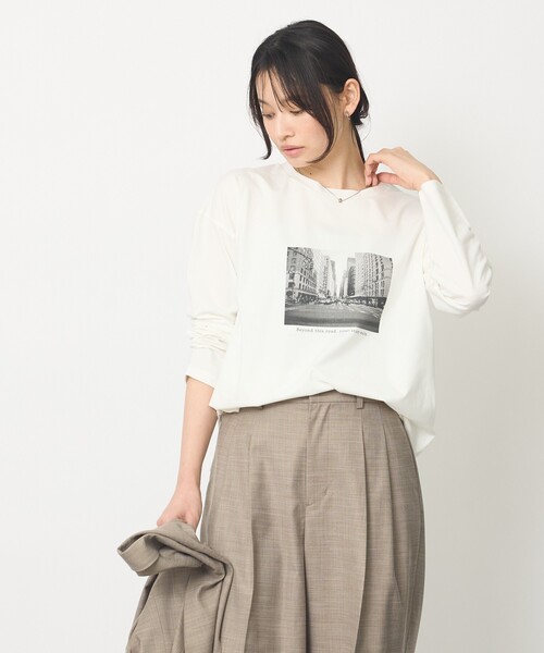 abahouse mavie(アバハウスマヴィ)の「【1枚でサマになる】フォトロンT(Tシャツ/カットソー・レディース・チャコールグレー/ホワイト・フリー)」の5枚目の写真