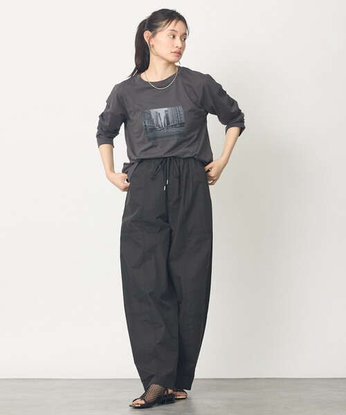 abahouse mavie(アバハウスマヴィ)の「【1枚でサマになる】フォトロンT(Tシャツ/カットソー・レディース・チャコールグレー/ホワイト・フリー)」の6枚目の写真
