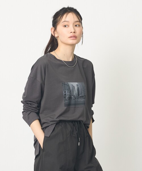 abahouse mavie(アバハウスマヴィ)の「【1枚でサマになる】フォトロンT(Tシャツ/カットソー・レディース・チャコールグレー/ホワイト・フリー)」の8枚目の写真