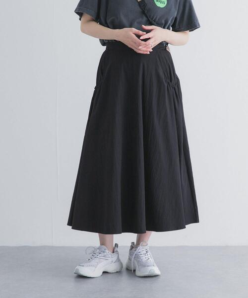 URBAN RESEARCH DOORS(アーバンリサーチドアーズ)の「撥水ポケットギャザースカート(スカート・レディース・ブラック/ライトカーキ・FREE)」の1枚目の写真