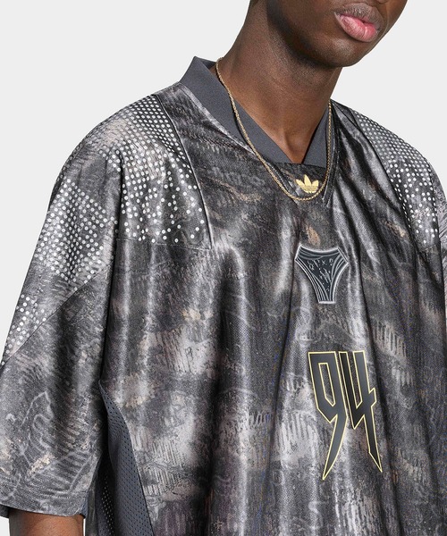 adidas(アディダス)の「adidas/アディダス ADILENIUM シーズン 5 エキップメント ジャージ ゲームTシャツ ユニフォーム風 サッカーT サテン風 秋 秋服 2026年秋冬(Tシャツ/カットソー・メンズ・ブラック/シルバー・M/L/XL)」の11枚目の写真