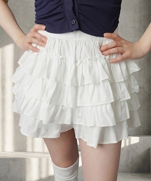 SPINNS(スピンズ)の「フリルティアードショートパンツ(その他パンツ・レディース・ホワイト/ブラック・ONESIZE)」の1枚目の写真