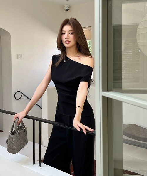 Aelina(エリナ)の「オフショルダートップス&ワイドパンツセットアップ(セットアップ・レディース・ブラック/ベージュ・L/M/S)」の3枚目の写真