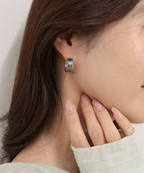 fredy emue(フレディエミュ)の「アンティークハート刻印フープピアス(ピアス(両耳用)・レディース・シルバー/ゴールド・FREE)」の1枚目の写真