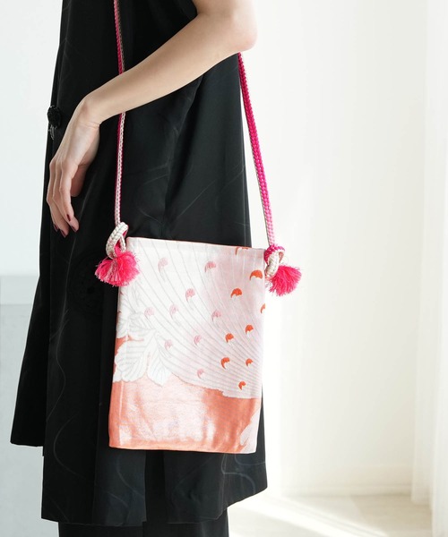 utatane(ウタタネ)の「帯リメイク maison utatane ショルダーバッグ 風を待つ大菊(ショルダーバッグ・レディース・サーモンピンク・FREE)」の1枚目の写真