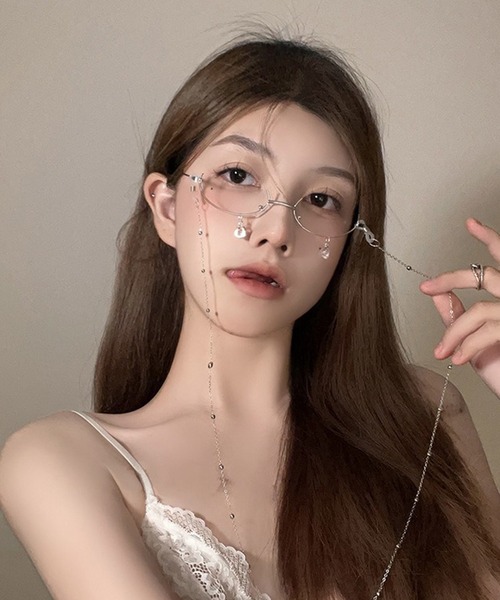 c.u.l(シーユーエル)の「ドロップビジュー メガネチェーン付き レンズレスメガネ cula1560(メガネ・レディース・ゴールド/シルバー・FREE)」の4枚目の写真