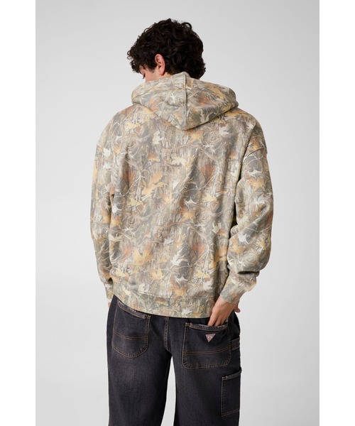 GUESS JEANS（ゲスジーンズ）の「GUESS JEANS Baker Logo Hoodie パーカー フーディー プルオーバー（パーカー・メンズ・グリーン系カモフラージュ・MEDIUM/LARGE/X-LARGE/SMALL/XX-LARGE）」の4枚目の写真