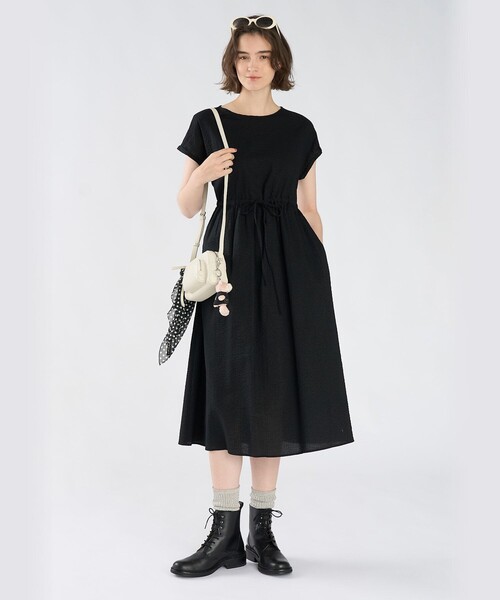 To b. by agnes b.(トゥービーバイアニエスベー)の「コットン ウエストリボン ショートスリーブ ワンピース(ワンピース・レディース・ブラック・40/38/36)」の1枚目の写真