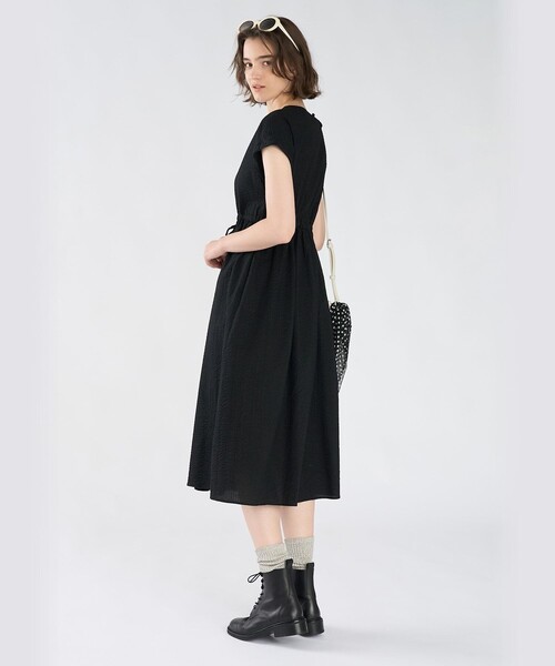 To b. by agnes b.(トゥービーバイアニエスベー)の「コットン ウエストリボン ショートスリーブ ワンピース(ワンピース・レディース・ブラック・40/38/36)」の3枚目の写真