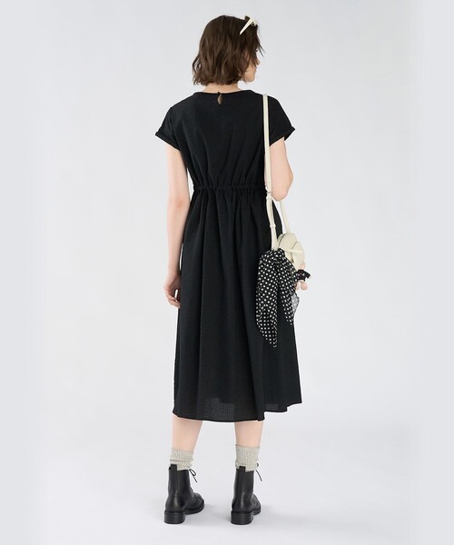 To b. by agnes b.(トゥービーバイアニエスベー)の「コットン ウエストリボン ショートスリーブ ワンピース(ワンピース・レディース・ブラック・40/38/36)」の4枚目の写真