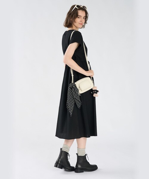 To b. by agnes b.(トゥービーバイアニエスベー)の「コットン ウエストリボン ショートスリーブ ワンピース(ワンピース・レディース・ブラック・40/38/36)」の5枚目の写真