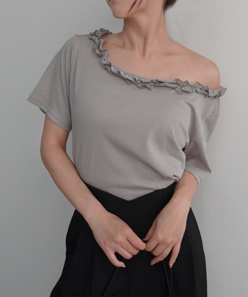 Rashik(ラシク)の「【Rashik】フリルネックワンショルTシャツ 半袖 カットソー オフショル(Tシャツ/カットソー・レディース・ホワイト/ブラック/グレー/ピンク・FREE)」の3枚目の写真
