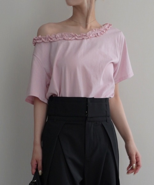 Rashik(ラシク)の「【Rashik】フリルネックワンショルTシャツ 半袖 カットソー オフショル(Tシャツ/カットソー・レディース・ホワイト/ブラック/グレー/ピンク・FREE)」の4枚目の写真
