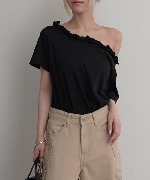 Rashik(ラシク)の「【Rashik】フリルネックワンショルTシャツ 半袖 カットソー オフショル(Tシャツ/カットソー・レディース・ホワイト/ブラック/グレー/ピンク・FREE)」の1枚目の写真
