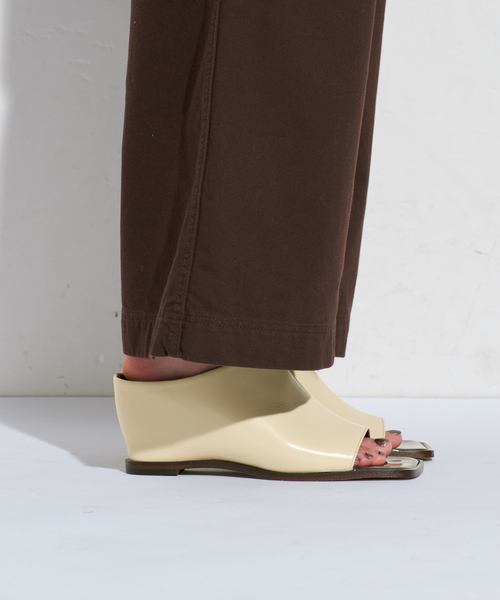 GRISE（グリーズ）の「《/WEB+一部店舗限定》GRISE6cmレザーハイバンプウェッジミュールサンダル（サンダル・レディース・ブラック/ベージュ・X-LARGE/SMALL/MEDIUM/LARGE）」の13枚目の写真