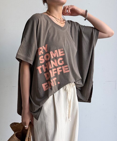 DouDou（ドゥドゥ）の「【WEB限定】2WAYポンチョロゴTEE（Tシャツ/カットソー・レディース・チャコールグレー/ダークブラウン/オフホワイト・FREE）」の3枚目の写真