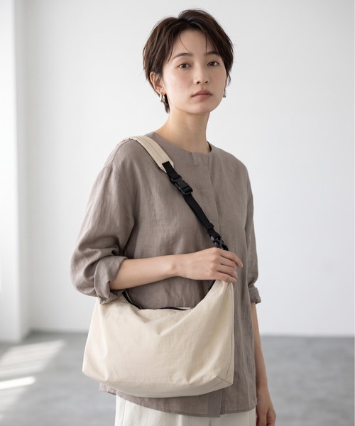 crossi（クロッシー）の「2WAYハンドルナイロンショルダーバッグ（ショルダーバッグ・レディース・ホワイト/グレー/ブラック/ベージュ/イエロー・FREE）」の2枚目の写真