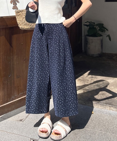 AMAJI(アマジ)の「総柄フラワー カプリパンツ(その他パンツ・レディース・ベージュ/ネイビー/ホワイト・SMALL/MEDIUM/LARGE/X-LARGE)」の3枚目の写真