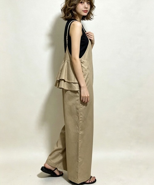 gossip！ロサンゼルス（ゴシップロサンゼルス）の「【3色展開サイズあり】バック2段フリルアクセント調整紐サロペットワイドパンツ（サロペット/オーバーオール・レディース・ベージュ/カーキ/ネイビー・M/L）」の4枚目の写真