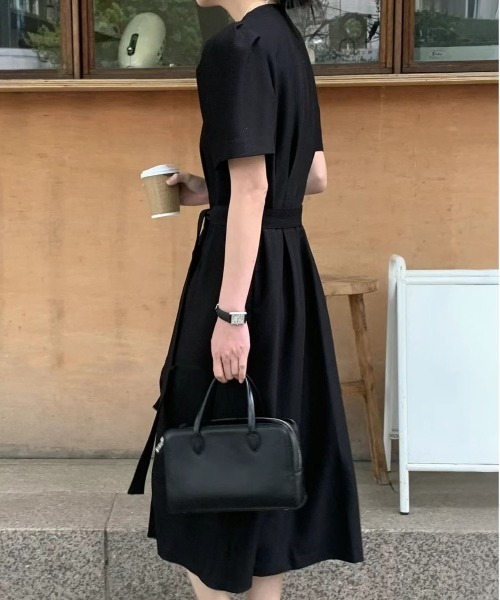 &soiree(アンドソワレ)の「フロントボタンウエストリボンVネック半袖ワンピース(ワンピース・レディース・オフホワイト/ブラック・MEDIUM/SMALL)」の7枚目の写真