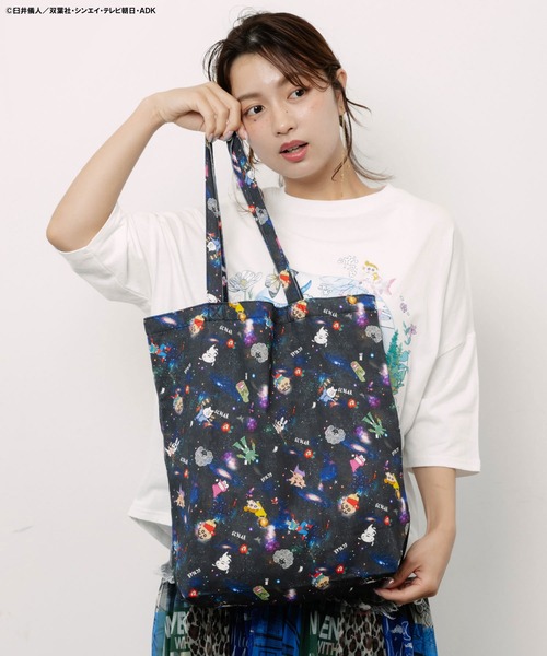 ScoLar（スカラー）の「462023：クレヨンしんちゃん×ScoLar 花宇宙の総柄バッグ（ショルダーバッグ・レディース・ブルー/ブラック・FREE）」の2枚目の写真