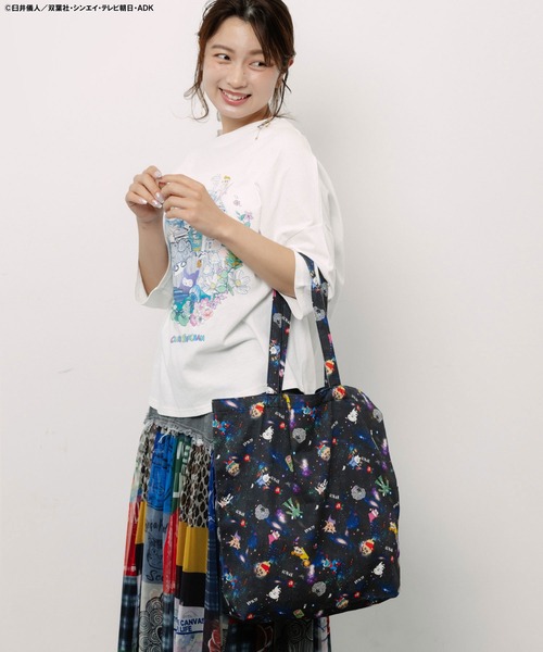 ScoLar（スカラー）の「462023：クレヨンしんちゃん×ScoLar 花宇宙の総柄バッグ（ショルダーバッグ・レディース・ブルー/ブラック・FREE）」の3枚目の写真