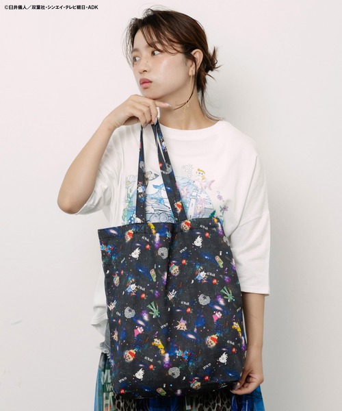 ScoLar（スカラー）の「462023：クレヨンしんちゃん×ScoLar 花宇宙の総柄バッグ（ショルダーバッグ・レディース・ブルー/ブラック・FREE）」の4枚目の写真