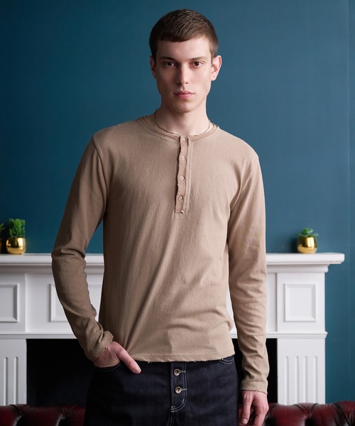 Regen Glanz(レーゲングランツ)の「Frayed Henley Long Sleeve Tee /フレイドヘンリーロングスリーブT(Tシャツ/カットソー・メンズ・チャコールグレー/ベージュ・SMALL/MEDIUM/LARGE)」の2枚目の写真